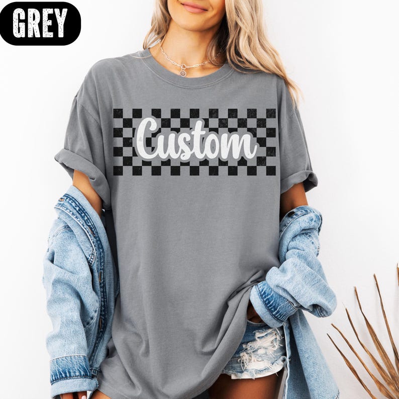 Women Fashion Names - Camiseta Vintage Desgastada com Estampa Xadrez